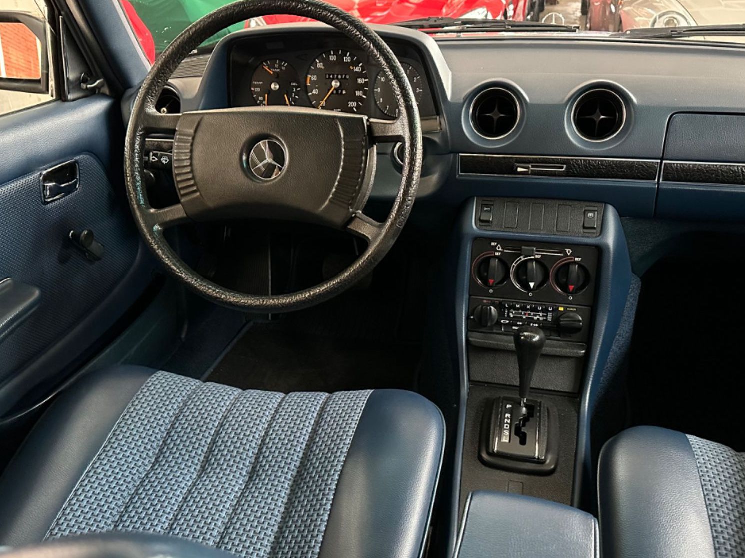 Fahrzeugabbildung Mercedes-Benz E 250 W123 Schweiz Classic Data 1- w.Jahreswagen