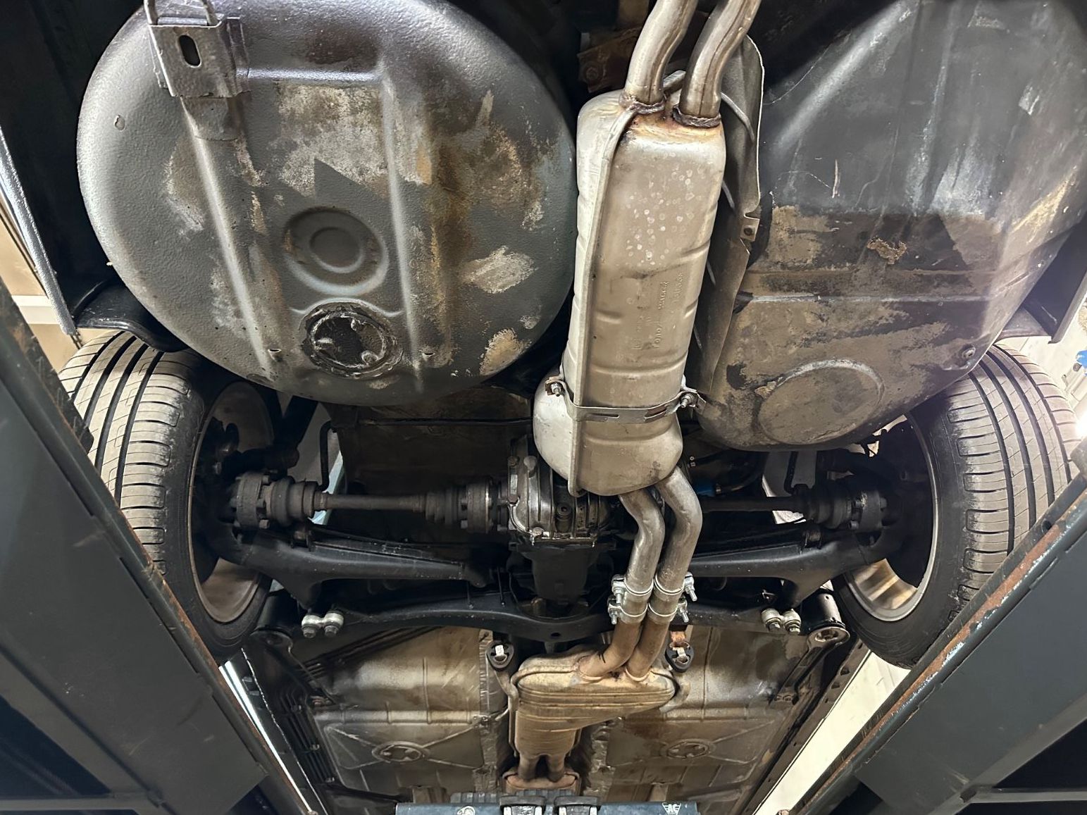 Fahrzeugabbildung BMW 635 CSI SCHALTER Klima + SSD  Lack + TECHNIK neu
